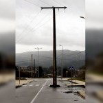 Una carretera abierta al tráfico con un poste de la luz en mitad de uno de los carriles (Galicia)