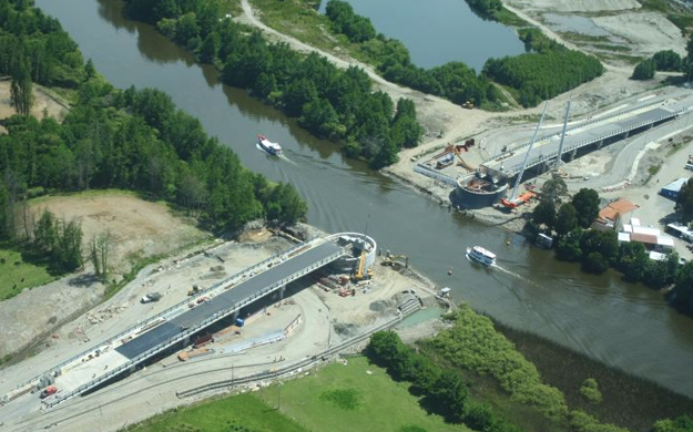 Un empresa sevillana construye al revés el primer puente levadizo de Chile