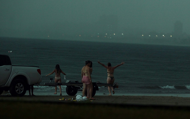 Fotografían el momento en el que una mujer muere al ser alcanzada por un rayo en una playa de Brasil