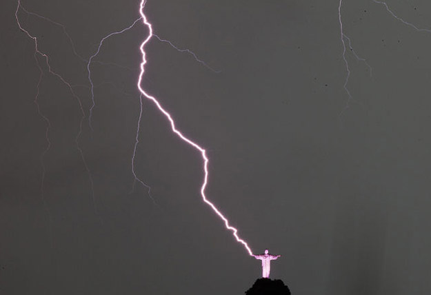 Un rayo alcanza al Cristo Redentor de Río de Janeiro y le rompe un dedo