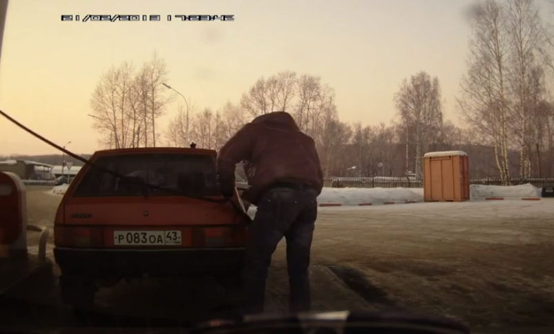 Cuando en la gasolinera no te llega bien la manguera para repostar (Rusia)