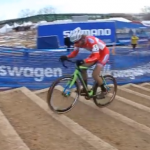 Un corredor sube las escaleras sin pedalear durante una carrera de ciclocross