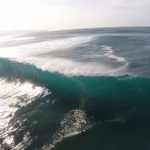 Surfistas grabados desde un cuadricóptero cabalgando la ola Pipeline, en Hawaii