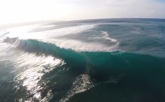 Surfistas grabados desde un cuadricóptero cabalgando la ola Pipeline, en Hawaii