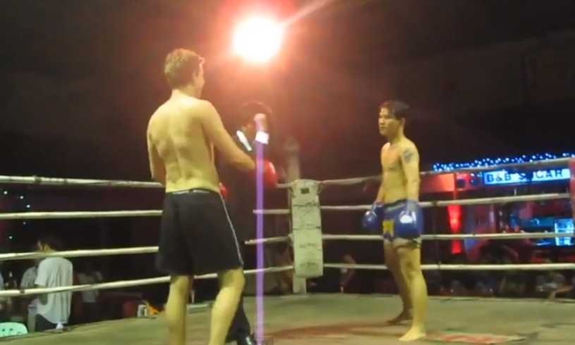 Un turista en Tailandia tenía ganas de saber cómo es un combate real de Muay Thai