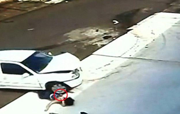 Una abuela y su nieto sobreviven a un brutal atropello (Vídeo del momento)