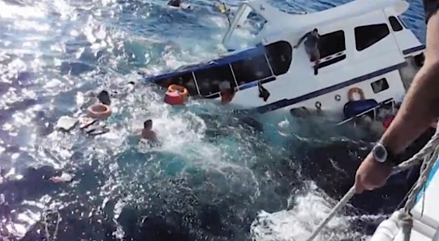 Vídeo del hundimiento de un barco de buceo con 13 personas en Phuket, Tailandia