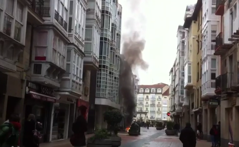 Vídeo de la explosión de una arqueta en la calle Diputación de Vitoria-Gasteiz