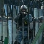 Impresionante vídeo de un policía ucraniano que dispara de frente a un periodista