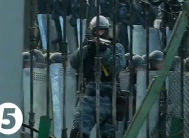 Impresionante vídeo de un policía ucraniano que dispara de frente a un periodista