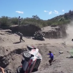 Un hombre graba un triple vuelco en el Dakar 2014