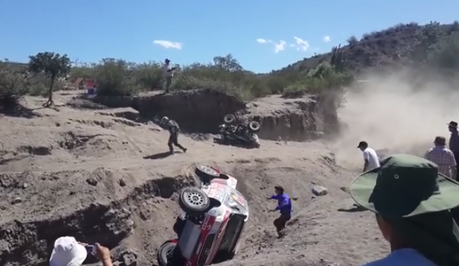 Un hombre graba un triple vuelco en el Dakar 2014