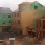 Vientos de 140 km/h derriban un edificio en construcción como si fuera un castillo de naipes