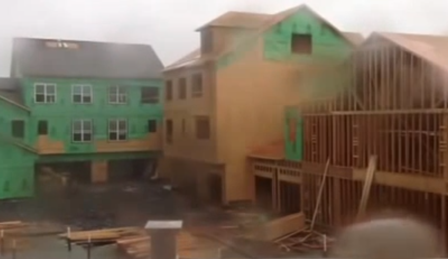 Vientos de 140 km/h derriban un edificio en construcción como si fuera un castillo de naipes