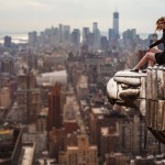 Lucinda Grange con Manhattan de fondo, en un borde del Chrysler Building de Nueva York