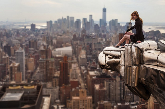 Lucinda Grange con Manhattan de fondo, en un borde del Chrysler Building de Nueva York