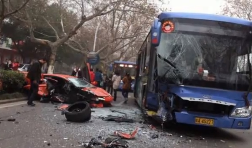 Un Aventador se estrella contra un autobús de frente