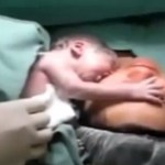 Un emotivo vídeo muestra a un bebé que no quiere separarse de su madre al nacer