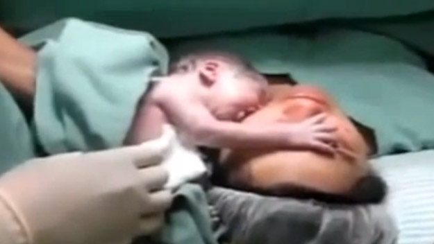 Un emotivo vídeo muestra a un bebé que no quiere separarse de su madre al nacer