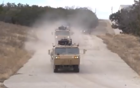 Los camiones del ejército americano conducen solos (Vídeo)