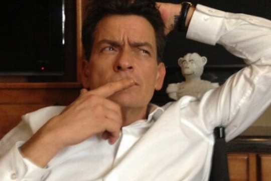 Charlie Sheen se burla y amenaza a Ashton Kutcher en Twitter (Tweets)