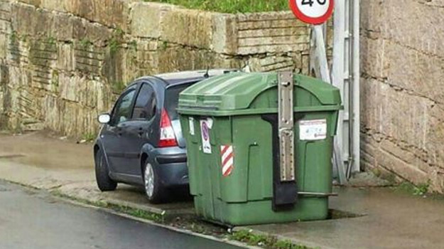 El coche radar de Vigo multa escondido desde la acera
