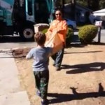 Momento conmovedor: El conductor de un camión de basura le regala a un niño autista su propio camión de juguete