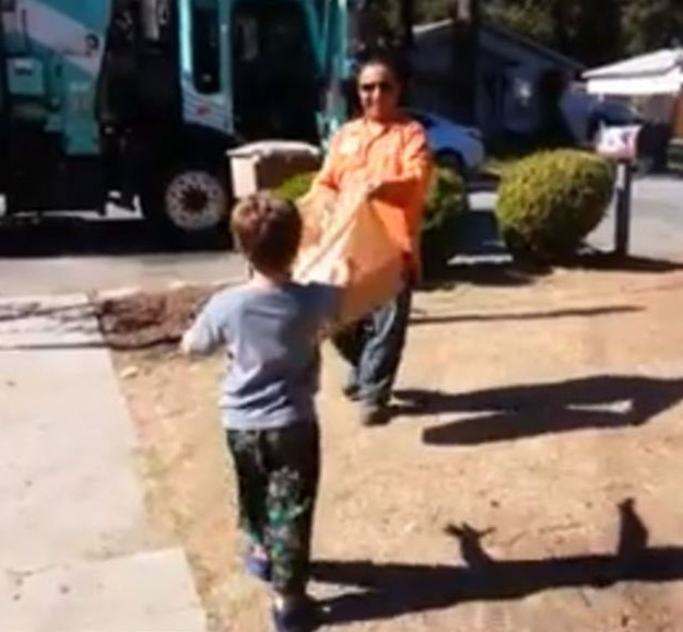 Momento conmovedor: El conductor de un camión de basura le regala a un niño autista su propio camión de juguete