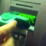 Desarmando un cajero automático manipulado para clonar tarjetas (Vídeo)