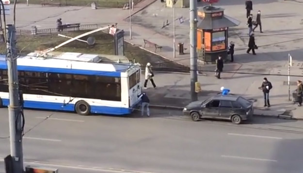 A dos hombres se les ocurre enganchar un coche a autobús. Esto es lo que sucede...