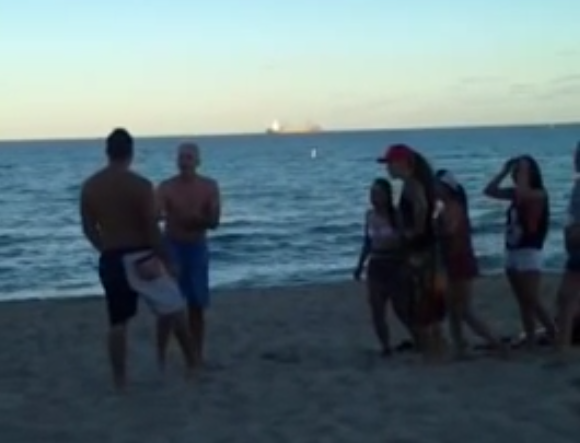 Hombre de 44 años deja K.O. a uno de 25 por ser irrespetuoso con su mujer en la playa