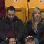 Este hombre va preparado por si la Kiss Cam lo enfoca