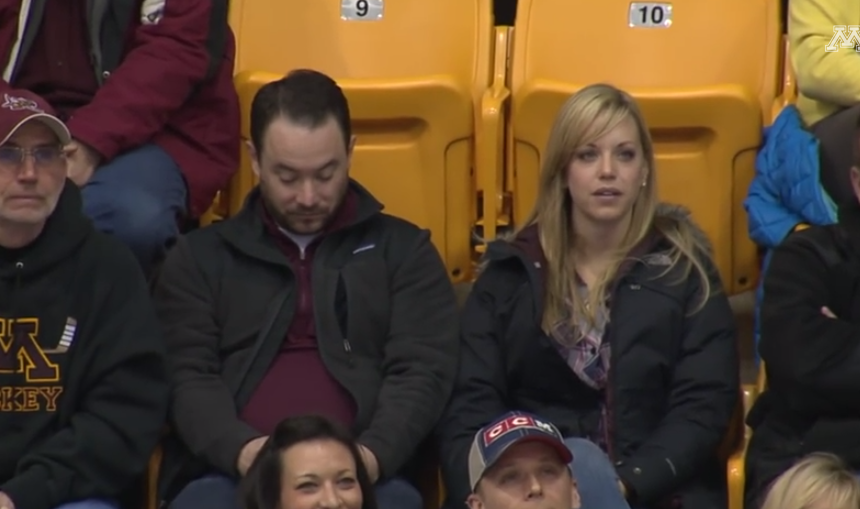 Este hombre va preparado por si la Kiss Cam lo enfoca