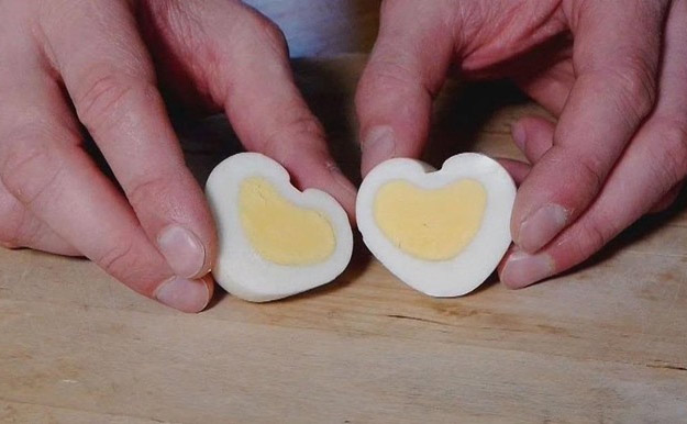 Cómo hacer un huevo en forma de corazón