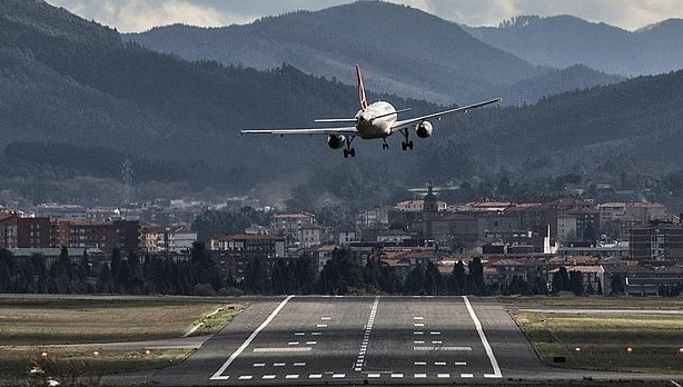 Escalofriante intento de aterrizaje del avión del Baskonia en Loiu