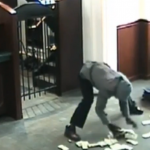 Un ladrón se abre la cabeza cuando trataba de huir con un paraguas lleno de dinero