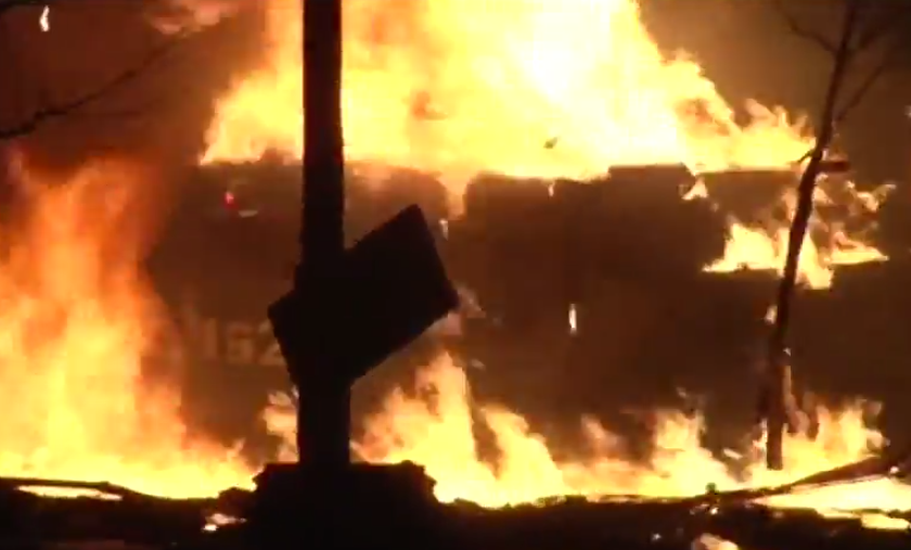 Manifestantes ucranianos destruyen carro blindado con cócteles molotov