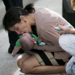 Una mujer salva con un boca a boca a un bebé en medio de una carretera