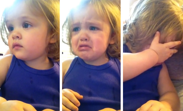 Una niña de dos años se emociona al escuchar la canción de boda de sus padres