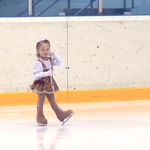 Niñas que apenas saben andar y que ya practican patinaje artístico sobre hielo