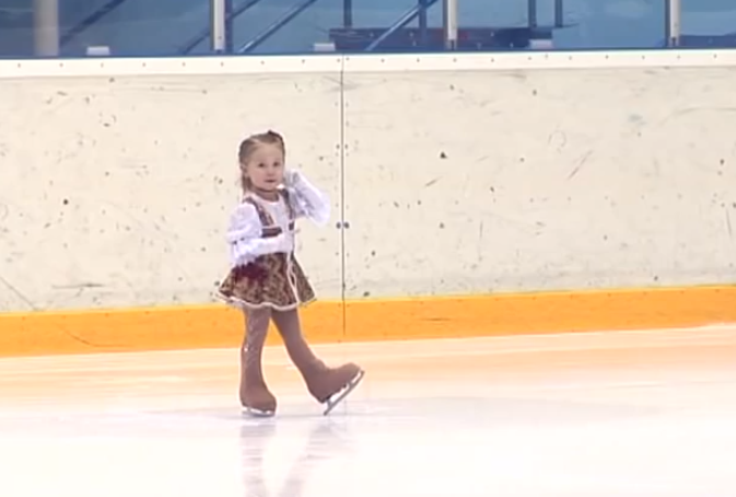 Niñas que apenas saben andar y que ya practican patinaje artístico sobre hielo