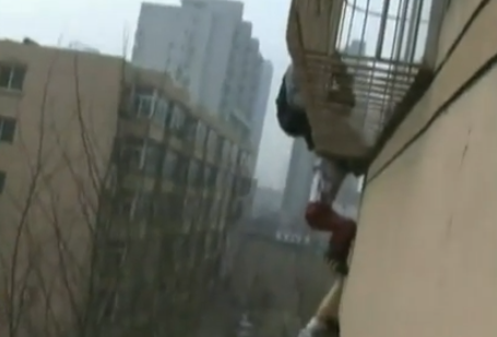 Rescate de un niño atrapado en la ventana de un 5º piso en China