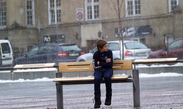 Reacción de noruegos al ver a un niño pasando frío
