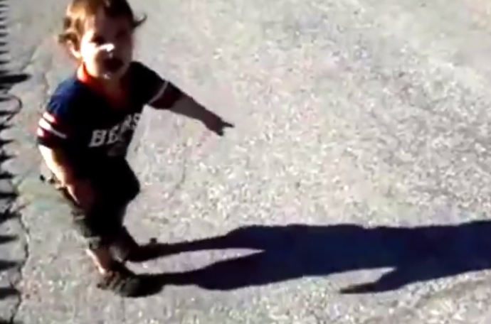 Niños aterrorizados cuando descubren su sombra por primera vez