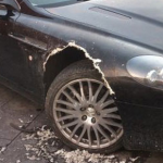 Un hombre da a su perro a otra familia después de que este destrozara parte de su Aston Martin