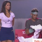 Una recogepelotas se come con la mirada a Rafa Nadal