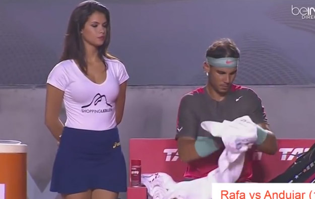 Una recogepelotas se come con la mirada a Rafa Nadal