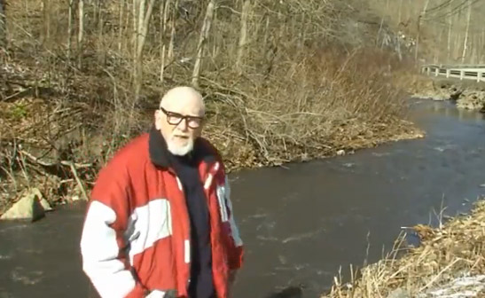 Va a hacer un reportaje sobre un río contaminado con residuos de carbón y le ocurre esto...