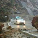 Ojo a la pedazo roca que cayó a una carretera en Málaga...