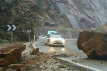 Ojo a la pedazo roca que cayó a una carretera en Málaga...